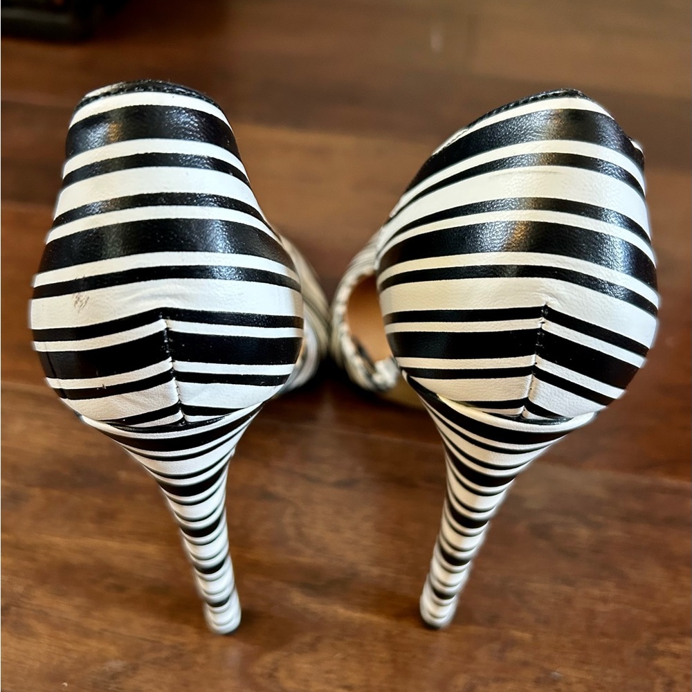 Express Heels - Picture 3 of 6